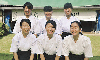 後列左から浅香さん、西野さん、今村さん前列左から花岡さん、藤田さん、笹本さん