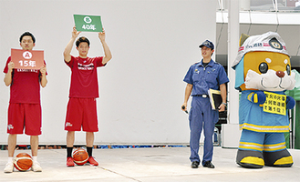 問題を出題する篠山竜青選手（左）と辻直人選手