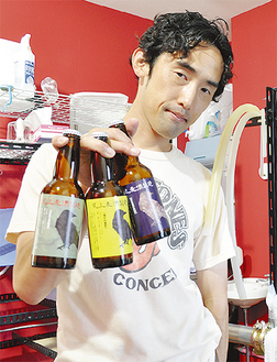 自慢のビールを持つ田上さん