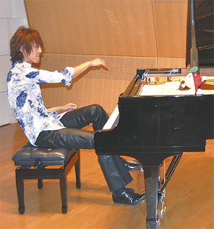 ピアノ演奏を披露する榊原さん