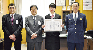 （左から）佐藤支店長、山本茂生係長、石川さん、伊藤署長