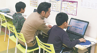 パソコンで学習をする生徒