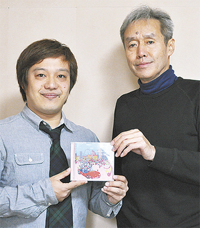 （左から）ＣＤを手にＰＲする吉澤さんと田川さん