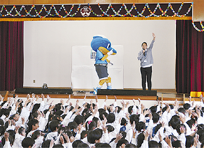 園児に交通安全指導