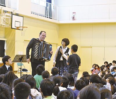 東門前小児童と音楽交流