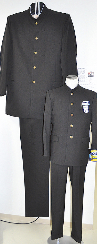 巨大学生服を展示