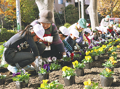 大師堀で児童が花植え