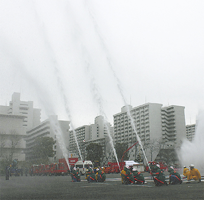 出初式で一斉放水