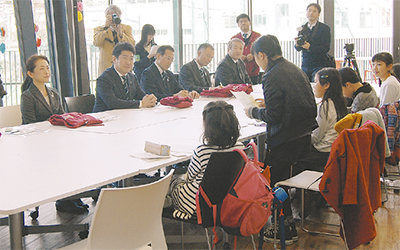 福田市長らに請願書提出