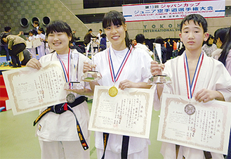 右から新垣君、須藤さん、樋口さん(写真上)、優勝した近藤さん