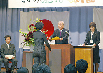 塾生らは壇上で的川塾長から卒塾証書を受け取った