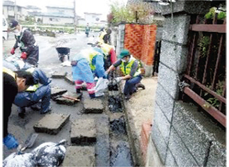 東松島市での泥を除去する作業