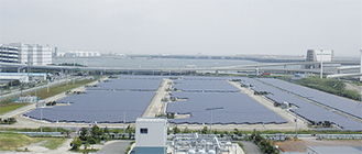 “メガソーラー”は企業や全国の自治体で導入の動きがあり、近隣では８月に川崎市で、東京電力が市保有地を利用して、国内最大級となる「浮島太陽光発電所」の運転を開始した（年間約７４０万Kwh、写真提供＝川崎市）