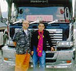 当日は宮崎名誉会長（右）に憧れる全国各地の「トラック野郎」が集まった