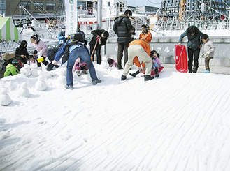 雪山は園内のイベント広場に出現する（写真は昨年、日本丸メモリアルパークでの雪まつり）