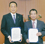 ◀今年2月、加山俊夫相模原市長と協定をかわした。右は長田代表理事