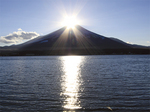 中村さんが撮影した「ダイヤモンド富士」（山頂部と重なり、太陽が美しく見える現象）