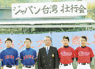 左から田中選手、瀧沢選手、飯塚監督、石井選手、深澤選手