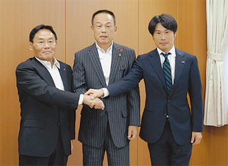握手を交わす大東チェアマン（左）、加山市長（中央）、望月代表