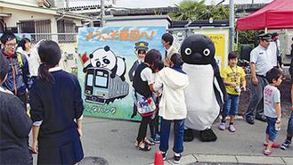 まつりにはＪＲ東日本のキャラクター、ペンギンも登場