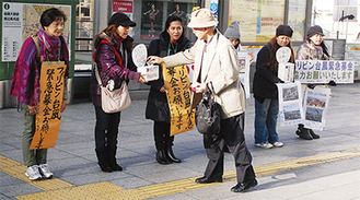 募金を市民に呼びかける内海代表（写真左）らメンバー＝21日、相模大野駅