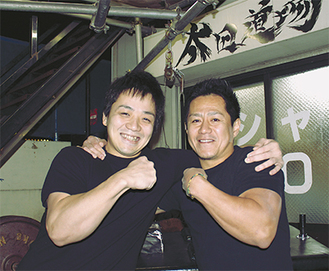 伊藤さん（左）と太田さん（右）＝東林間のトレーニング場で