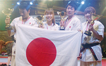 日本代表メンバーとともに（左から２人目）