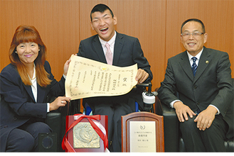 保田さん（中央）には加山市長から称賛の盾が贈呈された