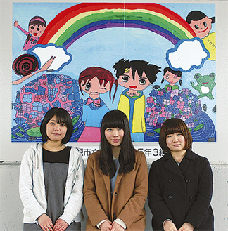 新宿小児童の絵と指導にあたった左から松本さん、加藤さん、高橋さん
