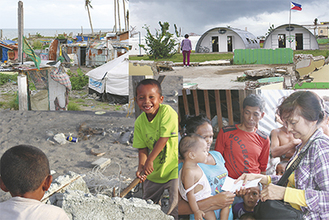 倒壊した家屋などが未だ放置されている現状も内海代表（右下写真・右）は子どもたちが過ごす学校へ積極的に訪問した／全て提供写真