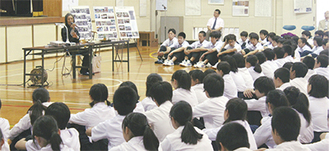 生徒は増元さんの話を静かに聴き入った＝11日、大野南中学校