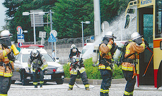 バスの爆発事故による負傷者発生を想定した訓練＝6月30日、ＪＲ相模原駅