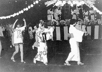 1955年〜75年頃、活気に満ちていた上溝盆踊り大会＝上溝公民館提供