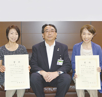 ９月18日の表彰式で河本さん（左端）に賞状が贈られた