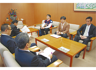 加山市長らに報告する石井代表（中央）