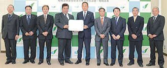 協定を結ぶ加山俊夫市長（写真中央）と篠崎会長（同中央左）ら