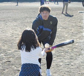寺内選手からバッティングを教わる児童