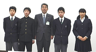 岡本教育長（中央）を訪れた選手４人