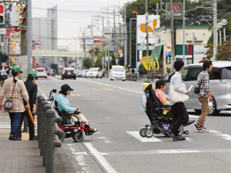 健常者と障害者がグループを組み、街を見て回る