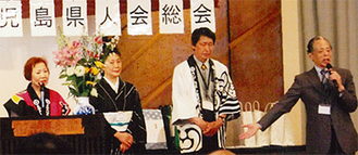 総会であいさつに立つ松尾秋夫会長（一番右）
