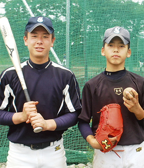 齊藤捕手（左）と坂本投手