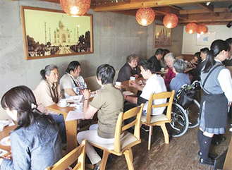 認知症の人に限らず多くの住民が集まり、語り合うカフェ