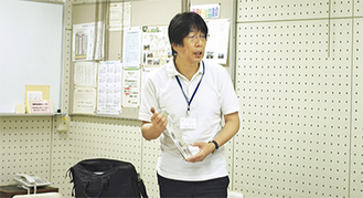 今回の事業について説明する坂西さん＝6月26日、大野北まちづくりセンター