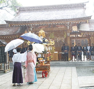 雨の中、亀ヶ池八幡宮で斎行された同儀式