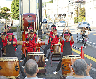 山王自治会の子どもたの太鼓が祭りを盛り上げた＝22日、同施設駐車場
