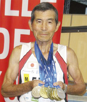 メダルを手に笑顔の石川さん