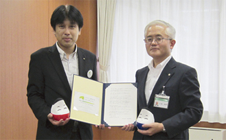 来庁した福島県職員から親書を受け取る小池副市長（右）