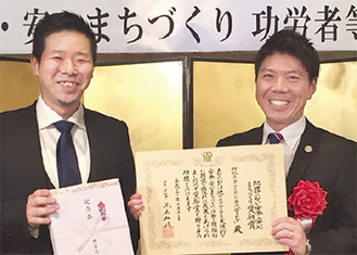 授賞式で笑顔の島影さん（左）と高橋さん
