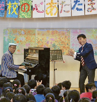 ピアノ演奏と歌を披露する青島さんと小野さん