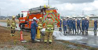 合同訓練を行う市消防職員ら＝市消防署提供